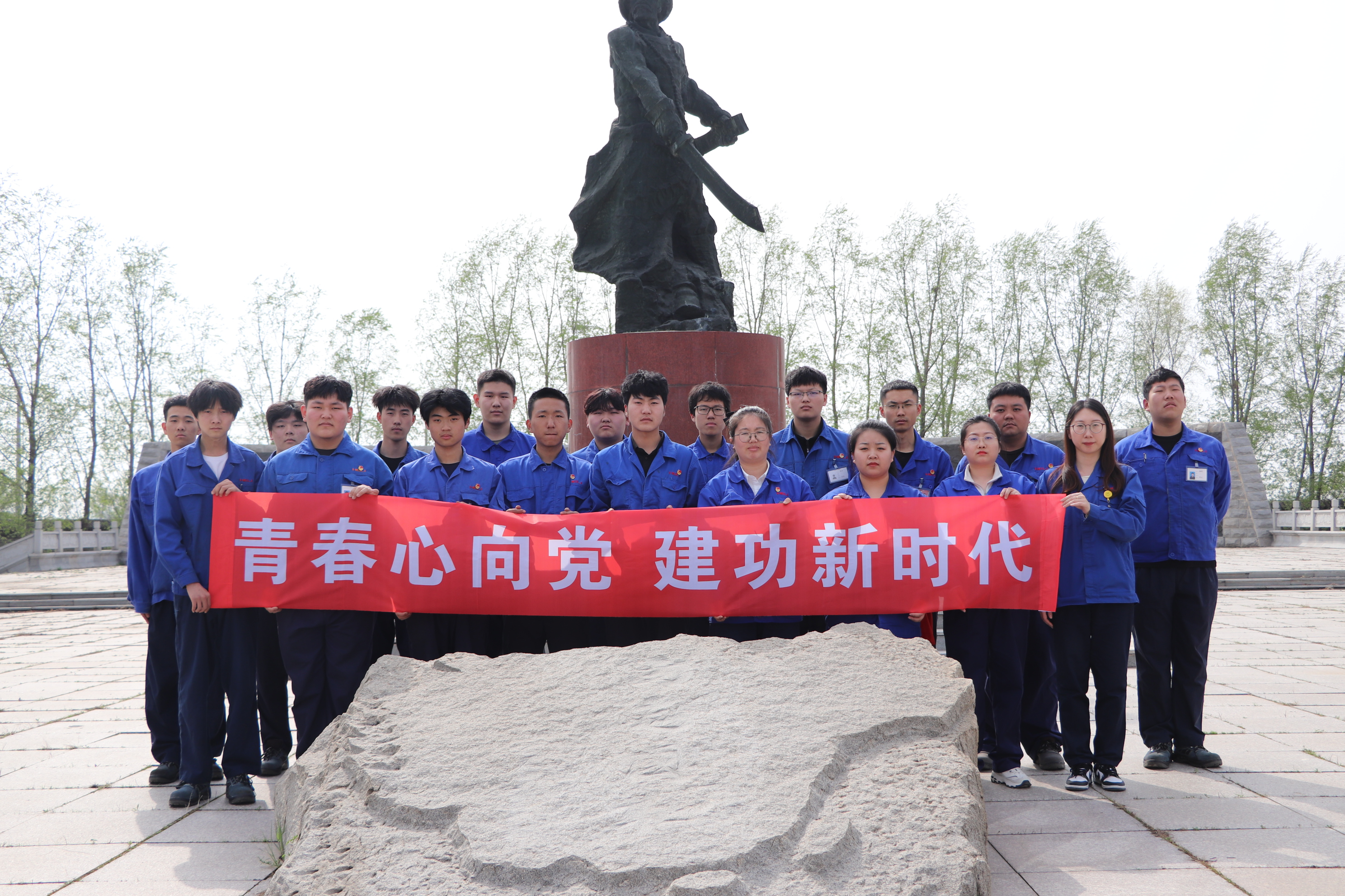 盘锦尊龙凯时人生就是搏团员青年代表集体合影.jpg 盘锦尊龙凯时人生就是搏团员青年代表集体合影.jpg