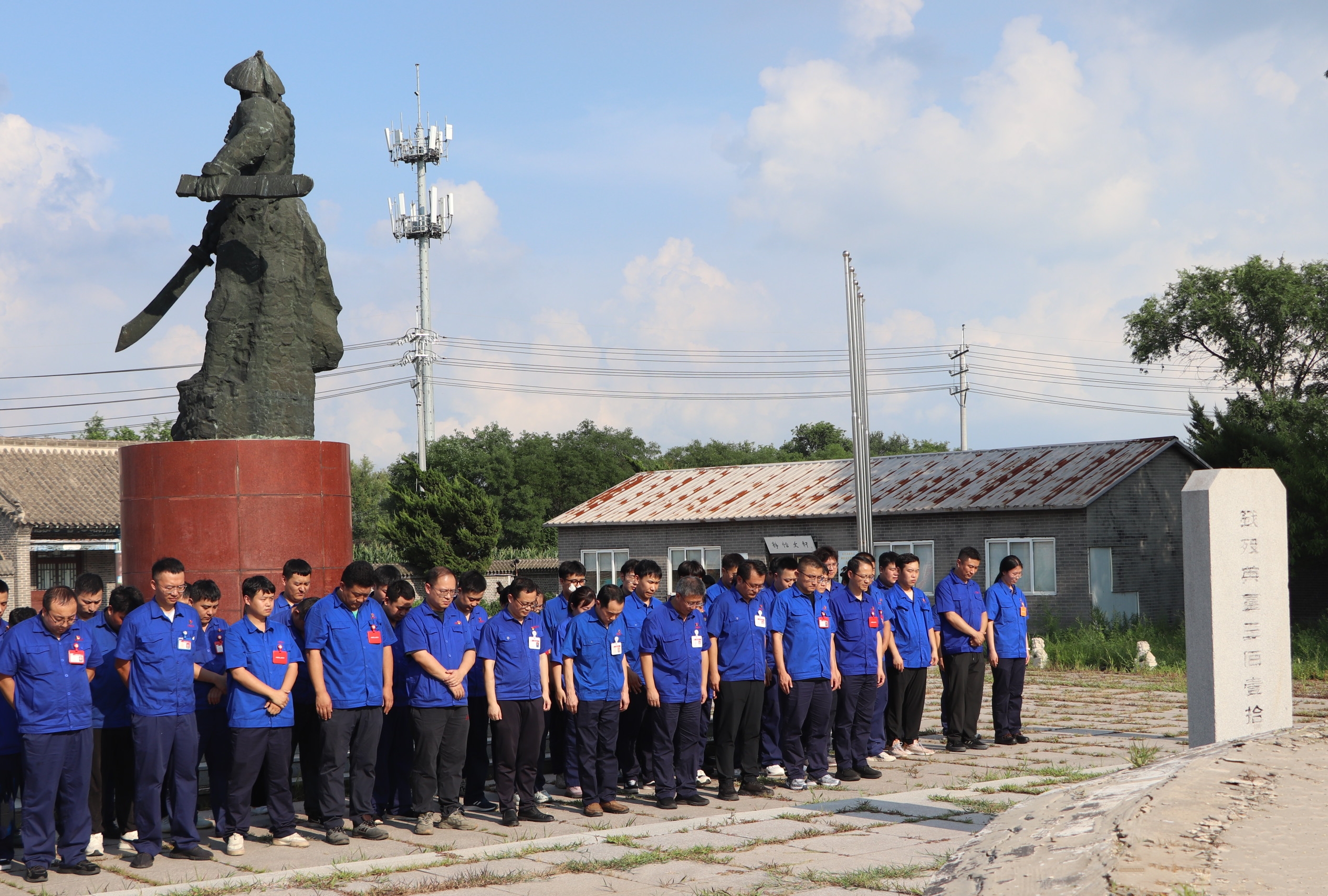 盘锦尊龙凯时人生就是搏全体党员、入党积极分子向殉国将士肃立默哀.JPG